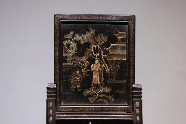 文人雅士～案置黑漆描金人物硯屏：