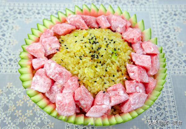 一個西瓜,一碗剩米飯,教你不一樣的拌飯,色澤金黃,清涼爽口 一個西瓜,一碗剩米飯,教你不一樣的拌飯,色澤金黃,清涼爽口