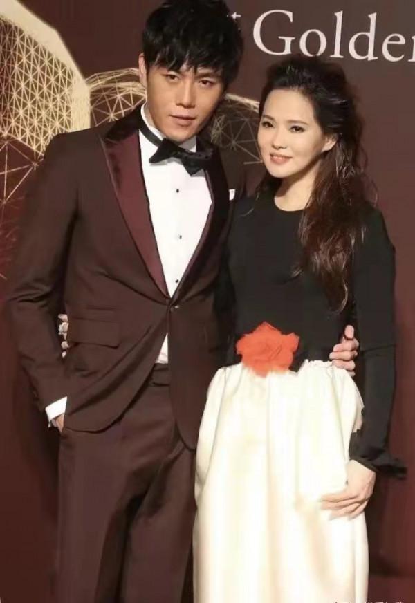 伊能靜攜秦昊同臺秀恩愛,打扮時髦臉卻有點僵硬,看著顯年齡差距 伊能靜攜秦昊同臺秀恩愛,打扮時髦臉卻有點僵硬,看著顯年齡差距