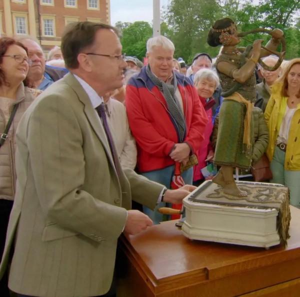 1999年他繼承了父親的一個人偶音樂盒,22年後價格漲到67萬 1999年他繼承了父親的一個人偶音樂盒,22年後價格漲到67萬