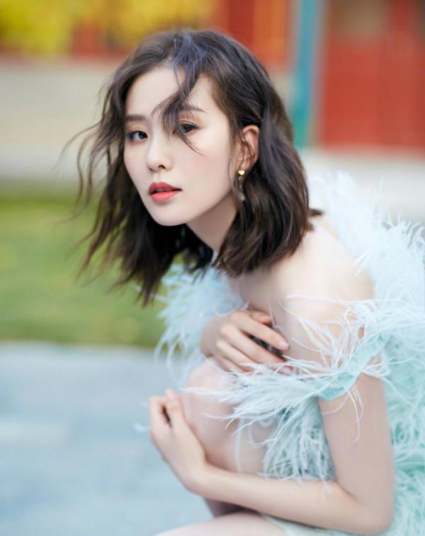 已經當媽的劉詩詩，穿著這身羽毛禮服依舊魅力不減，超有仙女感