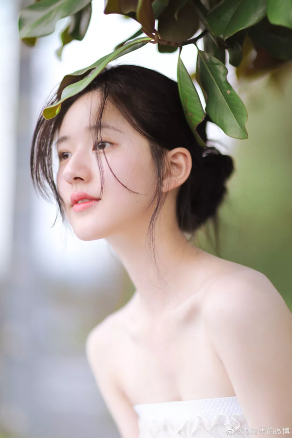 生圖美過精修，趙麗穎靠側顏封神了