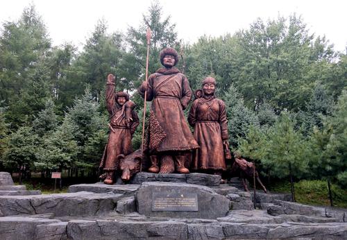 黑龍江邊的赫哲族村落，用魚皮做成保暖的衣服，還有“烏拉”鞋