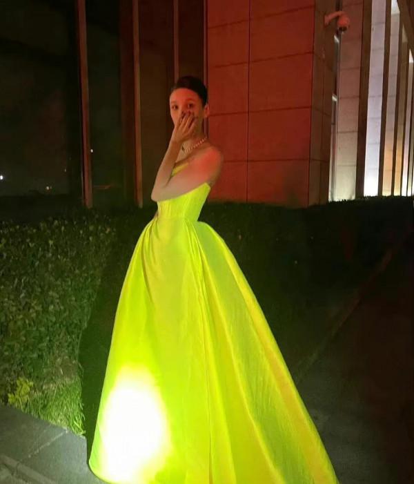 北影節紅毯女星:Angelababy紅心裙,張婧儀公主範,周冬雨P合照 北影節紅毯女星:Angelababy紅心裙,張婧儀公主範,周冬雨P合照