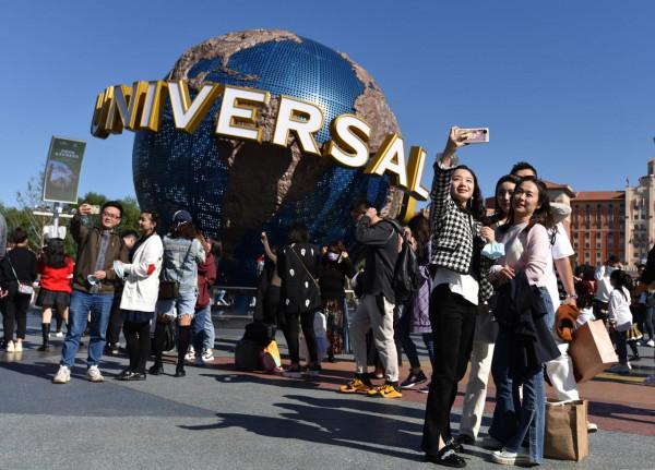 從月入近百萬淪落到賣大蒜，北京電影人：環球影城？我只能進去賣爆米花