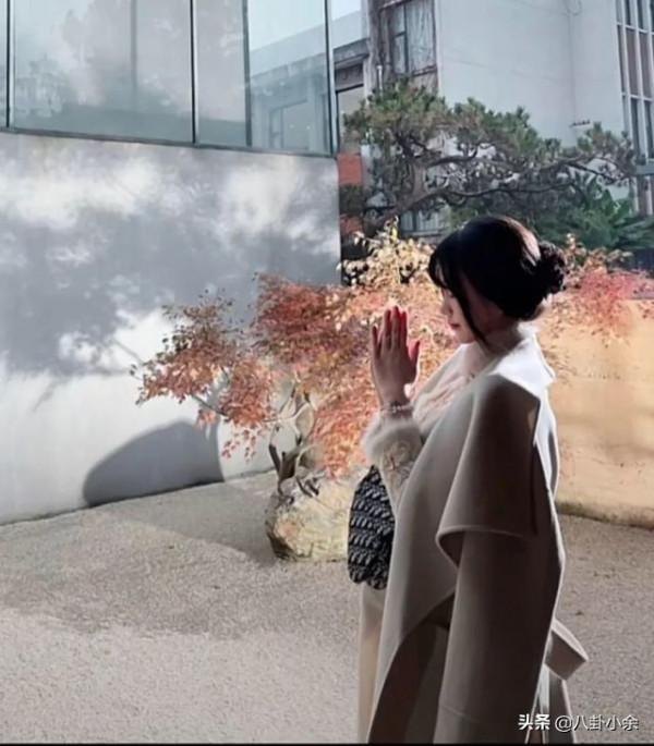 提著Doir包包，穿著高開叉旗袍逛寺廟，這屆佛媛的操作真野