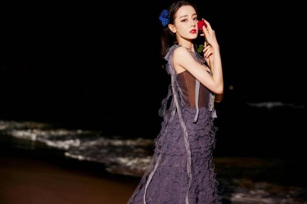 熱巴美出圈的禮服造型