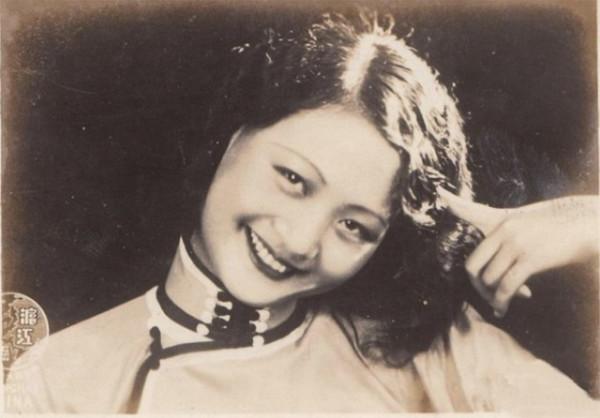 民國女星黎莉莉：成名後不開豪車住洋房，因“大粗腿”成全民偶像