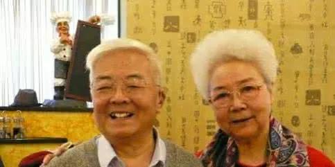 1995年，一對大紅燈籠被拍賣出1380萬的高價，這背後有什麼故事？