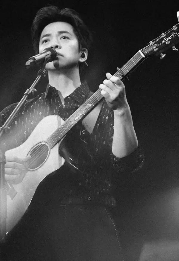 娶了初戀，幾十年無緋聞的6位男星，真的很不容易