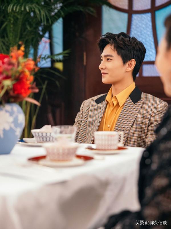 一身休閒西裝配上精緻的五官,楊洋真的很帥氣 一身休閒西裝配上精緻的五官,楊洋真的很帥氣