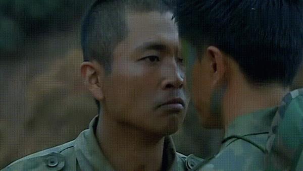 扮酷耍帥就別演軍人，看看這7位男星的表演