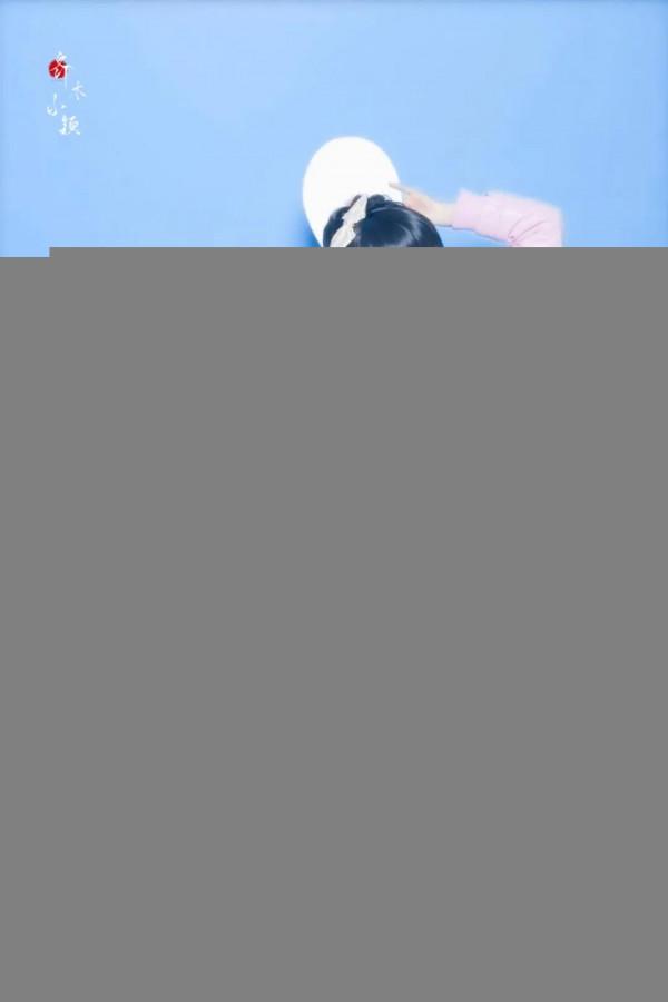 趙麗穎早期廣告，滿滿的膠原蛋白，紅紅的小臉蛋，齊劉海蝴蝶結