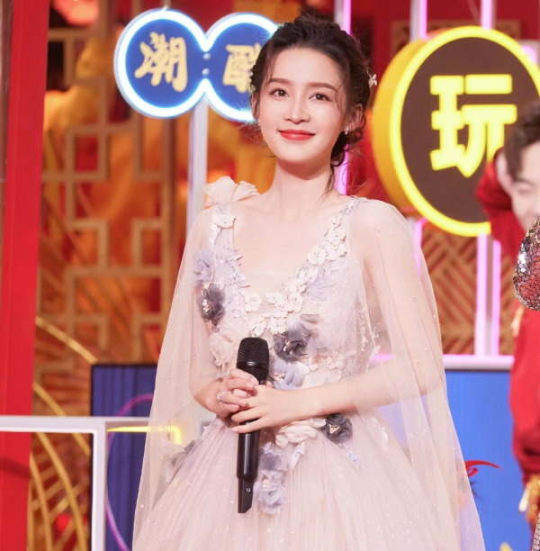 北京春晚：baby失策落下風，關曉彤長腿，難敵王鷗萬種風情