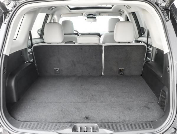 福特領裕採用三排式座椅佈局,定位在中大型領域,搭載雙聯屏 福特領裕採用三排式座椅佈局,定位在中大型領域,搭載雙聯屏