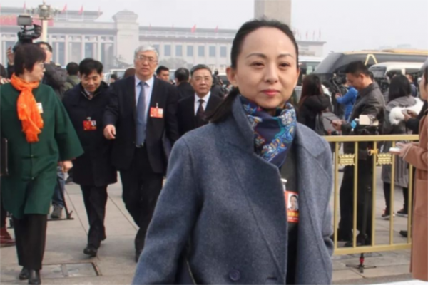 當年，被富商苦追8年的千手觀音聾啞人領舞，如今過得怎麼樣