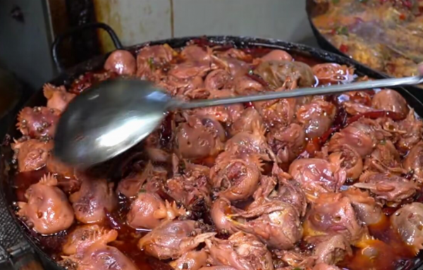 安徽藏在巷子裡的小飯館，用下腳料做招牌，紅燒雞頭20個賣35元