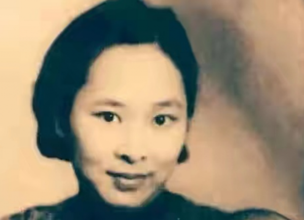 開國大典中,攙扶著宋慶齡的人是誰?18歲嫁給葉劍英,官至正國級 開國大典中,攙扶著宋慶齡的人是誰?18歲嫁給葉劍英,官至正國級