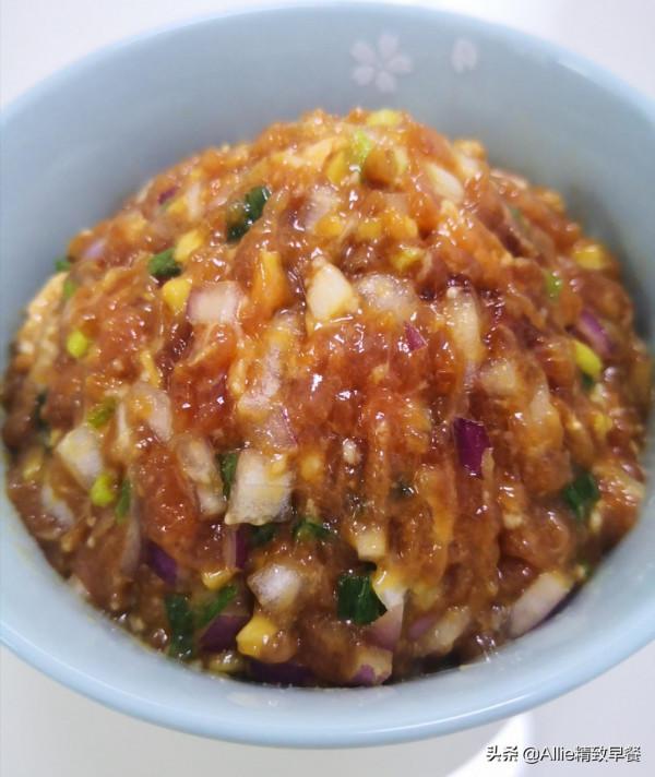 蒸包子吃膩了試試烤包子吧，外酥裡軟又多汁，搭配蘿蔔湯，助消化