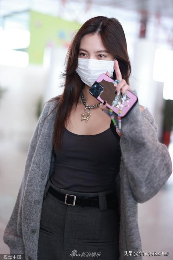 宋妍霏高階灰穿搭時髦爆棚 長髮披肩對鏡甜笑率真迷人 宋妍霏高階灰穿搭時髦爆棚 長髮披肩對鏡甜笑率真迷人