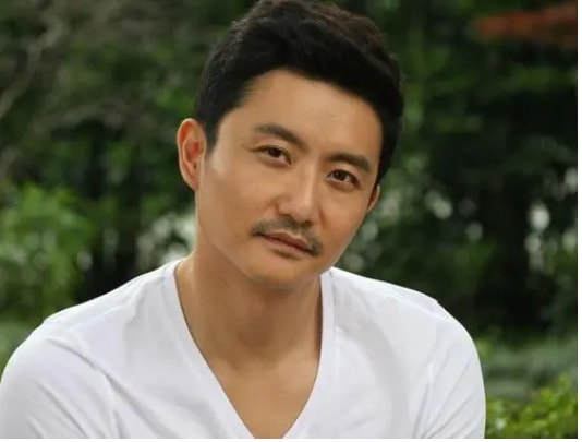 “人間清醒”塗巖松:娶平凡女友,戲紅人不紅,低調到無人問津 “人間清醒”塗巖松:娶平凡女友,戲紅人不紅,低調到無人問津