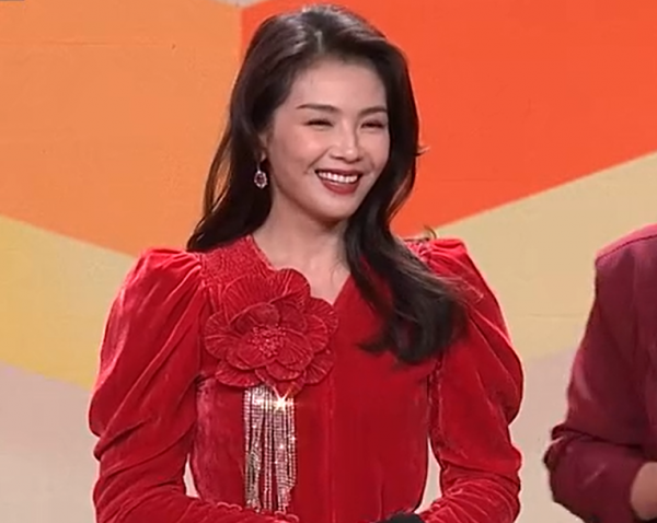 眾星春晚造型：趙麗穎連換兩套，張小斐氣質出眾，馬凡舒甜美可人