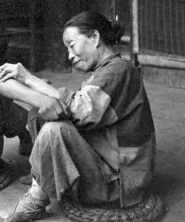 1949年,湖南乞丐給政府捐出16兩黃金後哭訴:這是我亡夫上交的 1949年,湖南乞丐給政府捐出16兩黃金後哭訴:這是我亡夫上交的