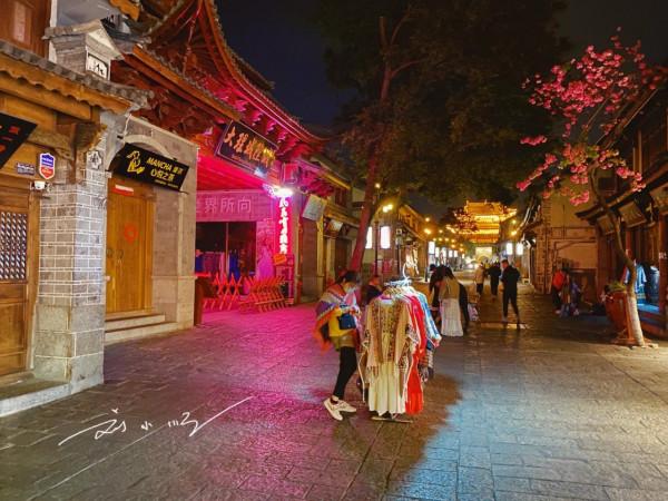 大理古城的夜晚擺滿地攤,有人覺得很有特色,有人卻覺得煞風景 大理古城的夜晚擺滿地攤,有人覺得很有特色,有人卻覺得煞風景