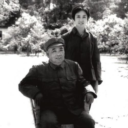 許世友終身不原諒前妻，陳賡把兩人鎖在屋裡，他卻一拳把門打稀爛