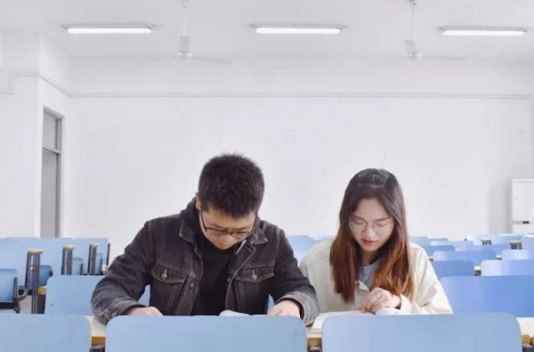 雲南某高校操場，大學生情侶看臺上“親密運動”，引百名學生圍觀