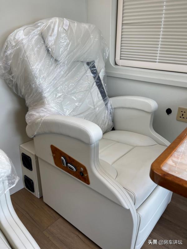 外觀沉穩低調,內飾出口工藝搭配航空座椅即豪華更舒適 外觀沉穩低調,內飾出口工藝搭配航空座椅即豪華更舒適