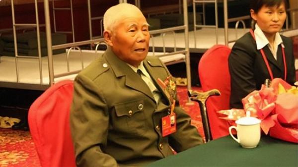 86歲老農隱姓埋名55年，掏出一破布包驚呆上級：您是特等功臣？