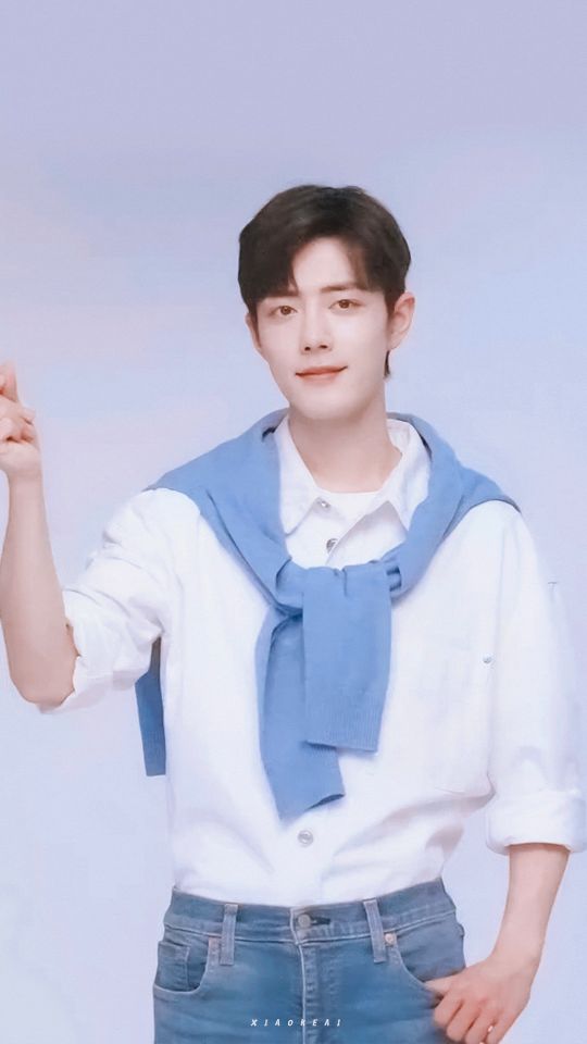 這是誰家的小可愛明明是小熊貓還沒睡好就被拉起來吃飯,你們壞懷 這是誰家的小可愛明明是小熊貓還沒睡好就被拉起來吃飯,你們壞懷