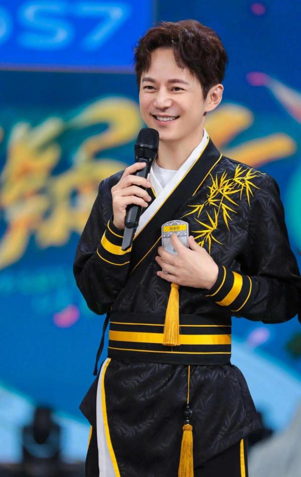 年逾五十的何炅依舊青春活力