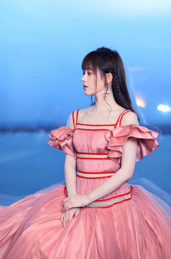 粉色系的鞠婧禕