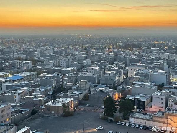 伊朗加茲溫的墓地，墓碑是嵌在地上的，與多數國家立著的墓碑不同