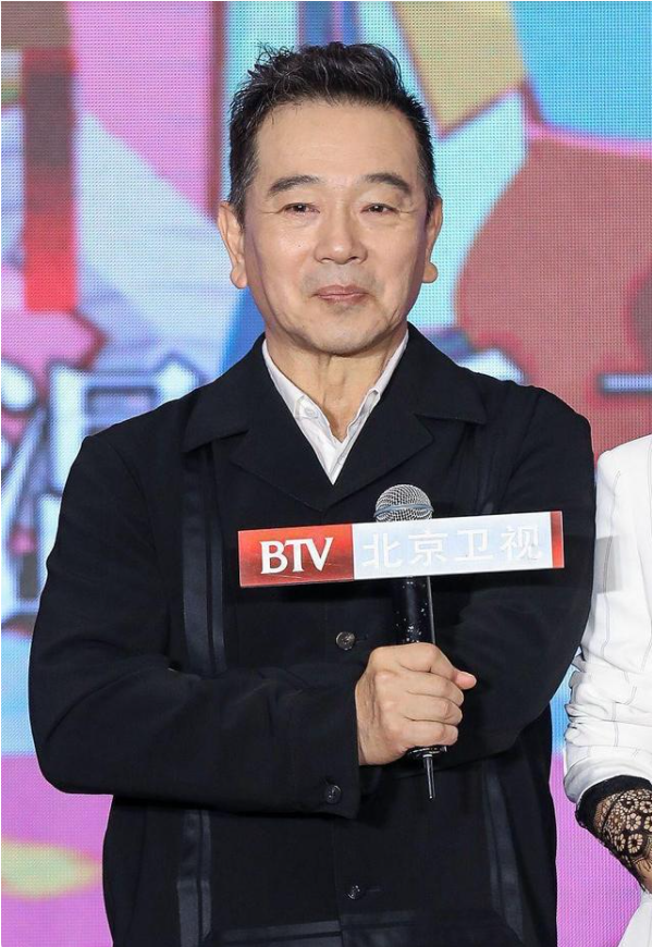 張晨光的黑色穿搭告訴你 , 不僅減齡還顯瘦