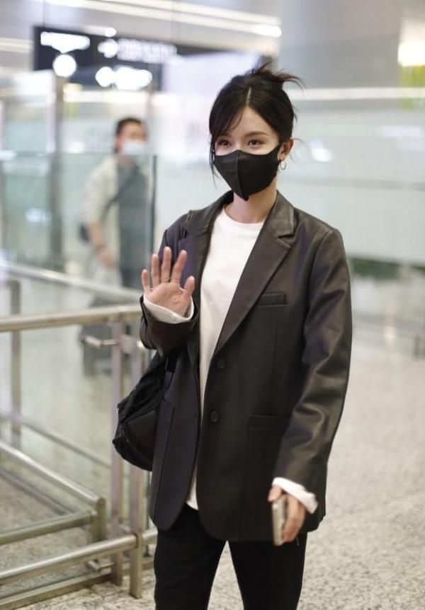 文詠珊也太適合長皮衣了,配衛衣挺減齡的,身材修長高挑真養眼 文詠珊也太適合長皮衣了,配衛衣挺減齡的,身材修長高挑真養眼