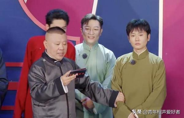 德雲社團綜第八期,孟鶴堂亮絕活一心三用,滿嘴盒飯依舊吐字清楚 德雲社團綜第八期,孟鶴堂亮絕活一心三用,滿嘴盒飯依舊吐字清楚