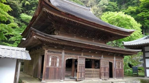 圓覺寺塔上有一隻鐵鳥，它與八面塔配合，竟有一種意想不到的功能