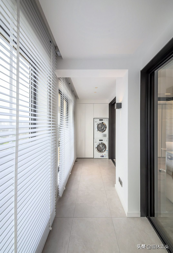 崇尚自由的業主，運用白灰色裝飾，創造精緻的生活空間