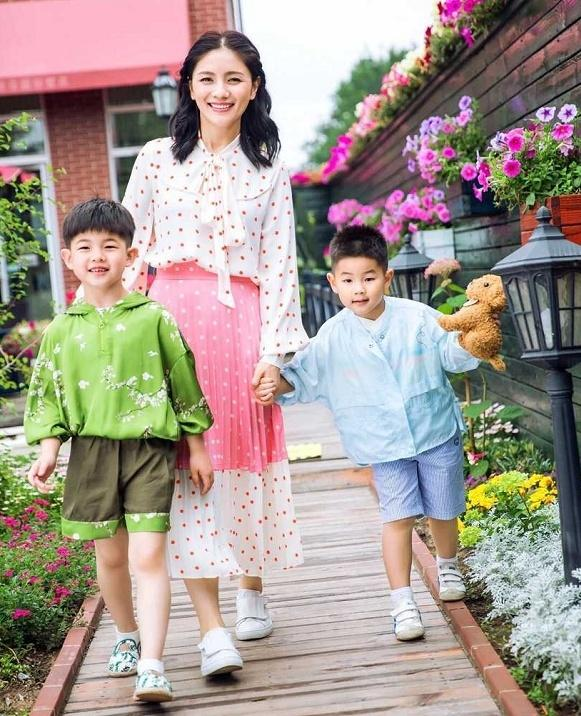 沙溢一家四口好幸福，穿親子裝十分時尚，搭配都很用心