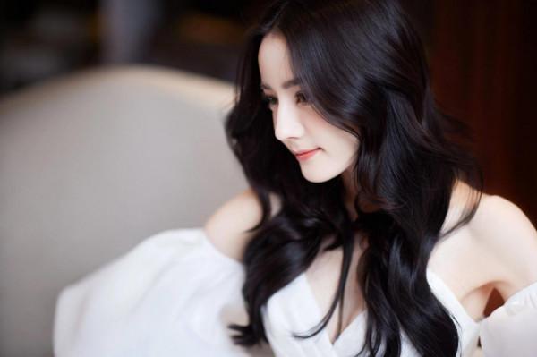 迪麗熱巴：明豔大美人