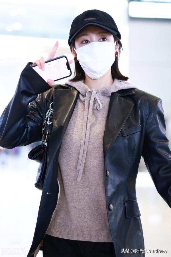 街拍：李純針織帽衫+皮西裝+運動鞋+休閒褲+棒球帽簡約大氣