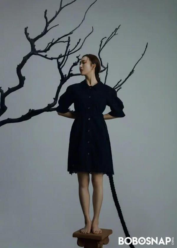 王鷗綁三米麻花辮拍大片 光影交錯間宛如暗夜精靈 ​​​