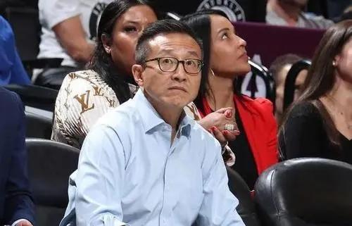 相比拉科布的“壕”，蔡崇信的“莽”，珍妮-巴斯無疑更勤儉持家