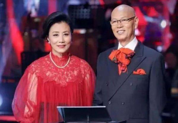 汪明荃夫婦參加同學聚會,羅家英與84歲老師合影,對方轉行當演員 汪明荃夫婦參加同學聚會,羅家英與84歲老師合影,對方轉行當演員