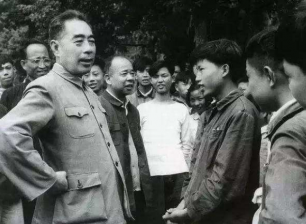 周恩來國宴上請外賓吃飯，服務員遞上毛巾後總理大火：豈有此理