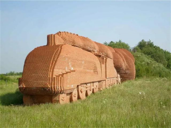 意想不到的紅磚雕塑