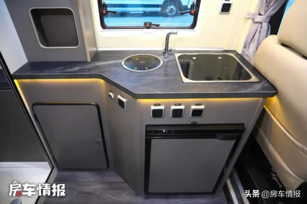 20萬出頭的V90房車,越野風格外觀開出去倍兒酷,適合年輕小夫妻 20萬出頭的V90房車,越野風格外觀開出去倍兒酷,適合年輕小夫妻